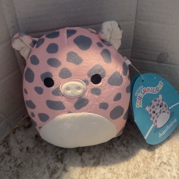 Squishmallows Aquitaine Pink and Gray pig. 5 in. NWT. 2025. - Picture 2 of 6